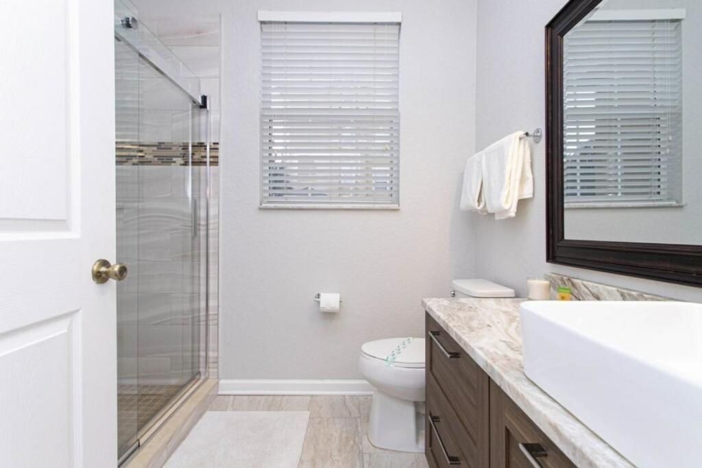 Winsor Dream - 3 Bedrooms 2 Miles From 103 Apartment