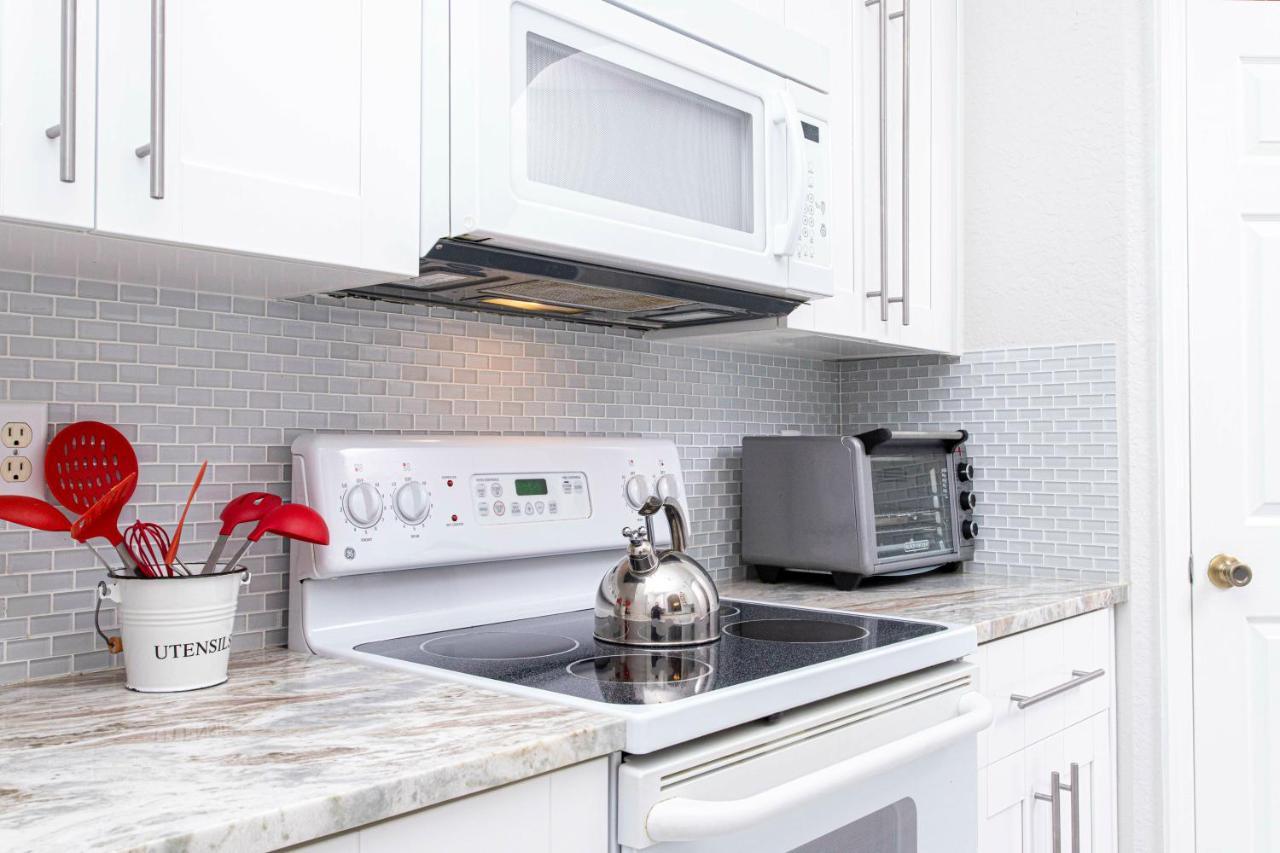 Winsor Dream - 3 Bedrooms 2 Miles From 103 Apartment