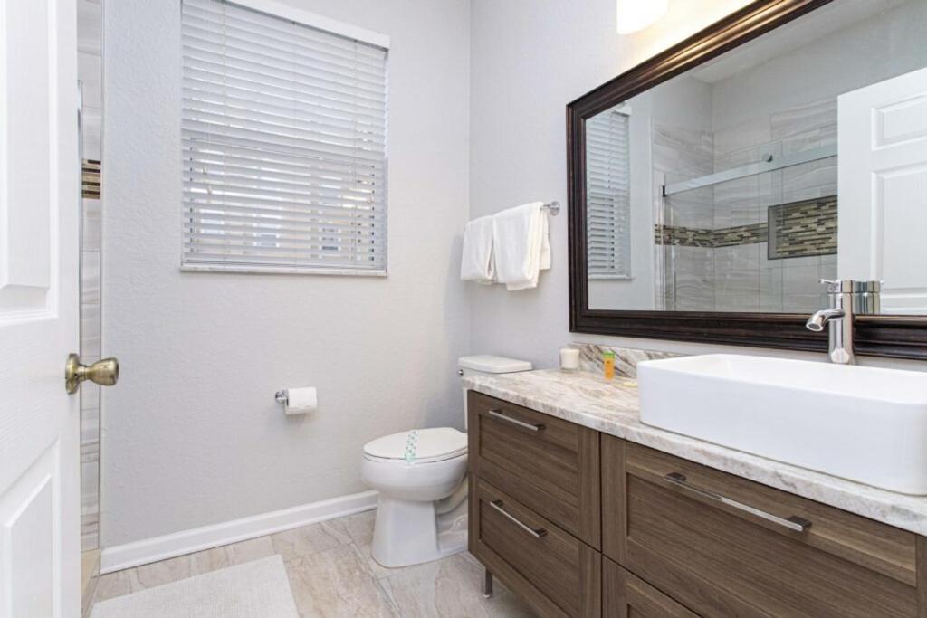 Apartment Winsor Dream - 3 Bedrooms 2 Miles From 103 *