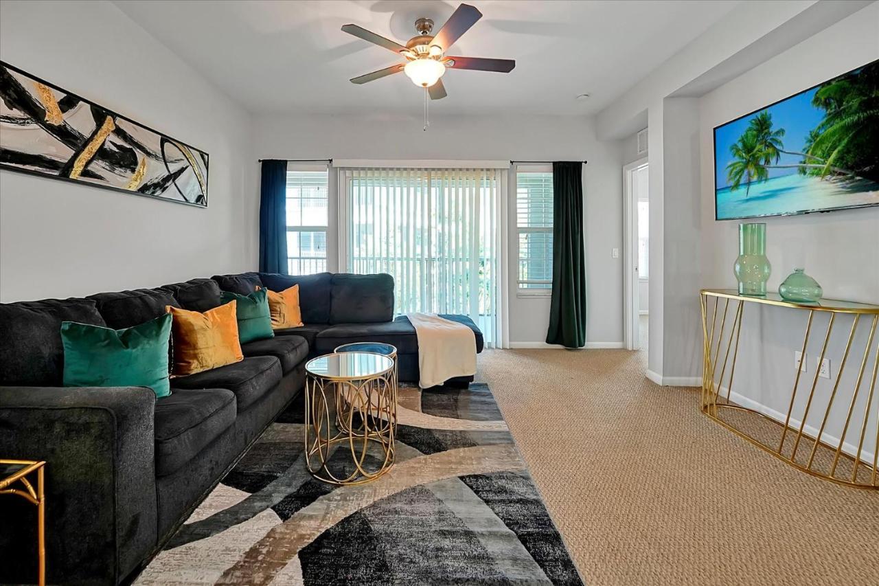 Apartment Loftly Luxury: Modern Oasis Near Disney With Pool And Lake Views
