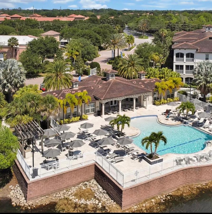 Apartment Loftly Luxury: Modern Oasis Near Disney With Pool And Lake Views *