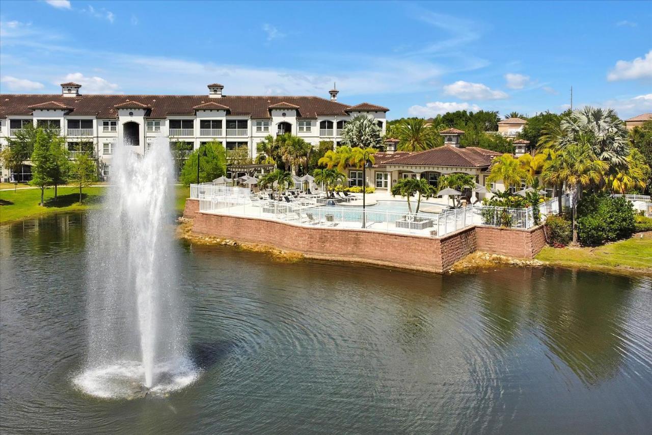 Loftly Luxury: Modern Oasis Near Disney With Pool And Lake Views Apartment