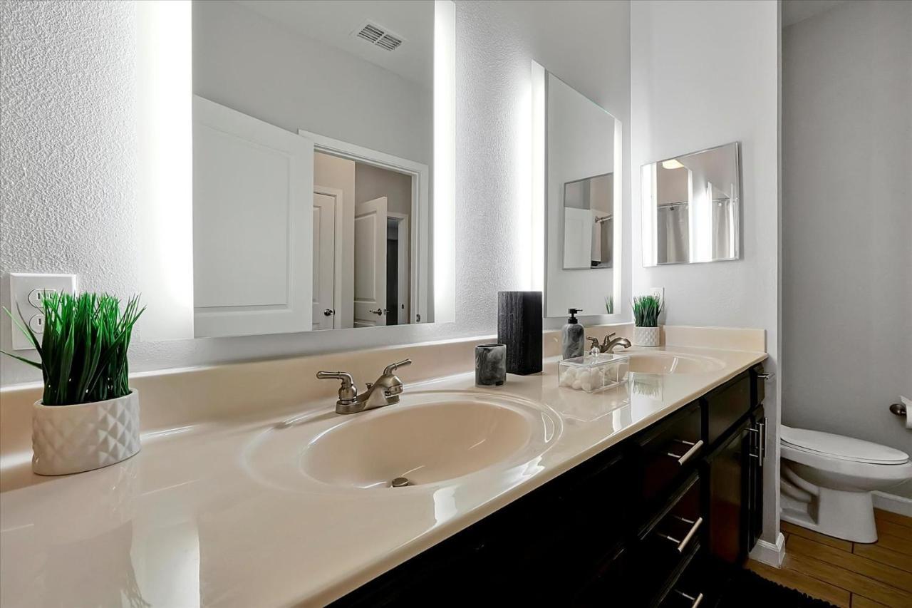 Loftly Luxury: Modern Oasis Near Disney With Pool And Lake Views Apartment Orlando