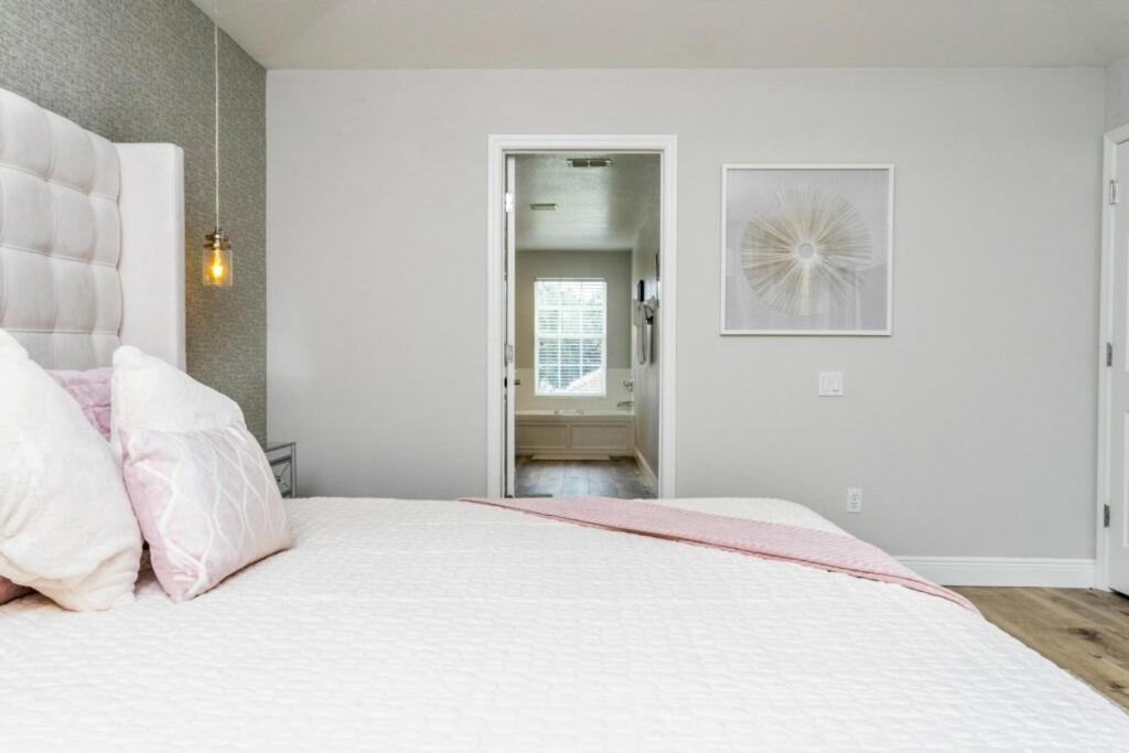 6 Bedrooms Pool And Game - 2 Miles To 7817 *