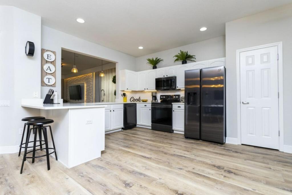 6 Bedrooms Pool And Game - 2 Miles To 7817 *