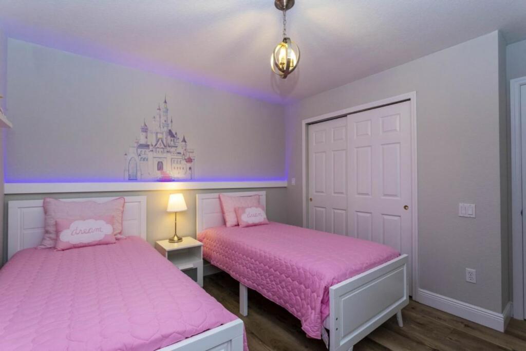 6 Bedrooms Pool And Game - 2 Miles To 7817 Holiday home