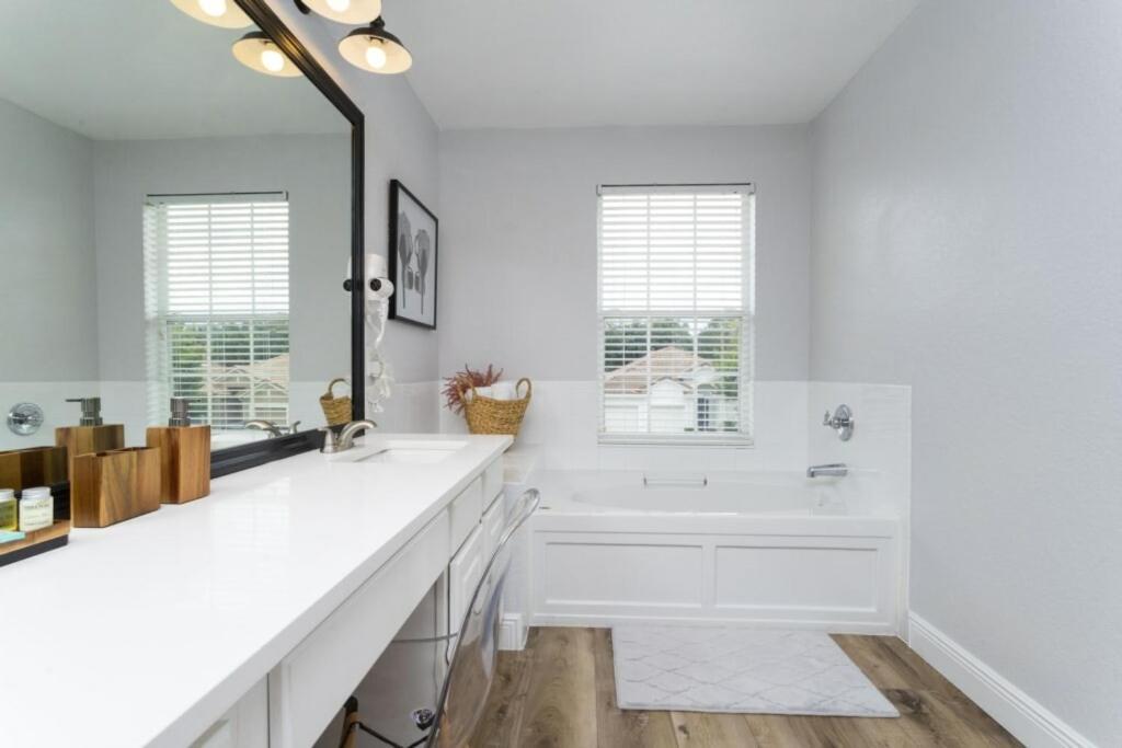 6 Bedrooms Pool And Game - 2 Miles To 7817 Orlando