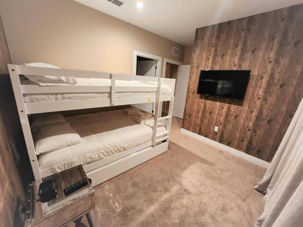 7458 Magic Village 3suites 8guests Jacuzzi 8 Min Holiday home *