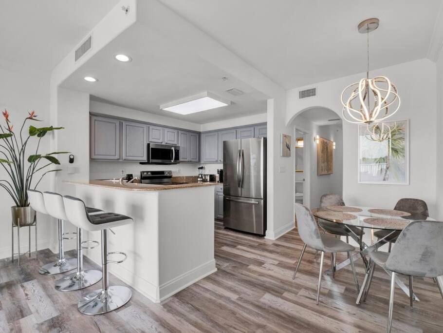 Apartment Huge Pool, Sunrise, Stunning Views Near Disney,409 *