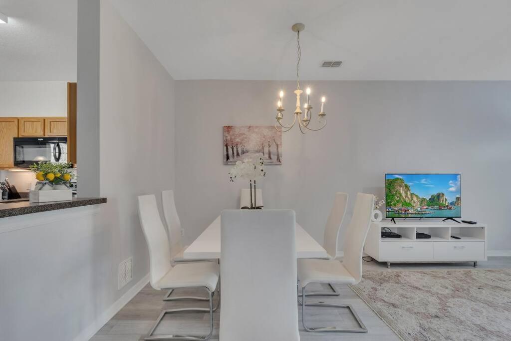 Pool, Family-friendly - World Class, Modern Apartment *