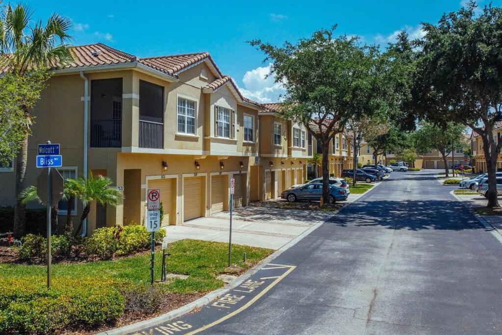 Apartment Pool, Family-friendly - World Class, Modern Orlando