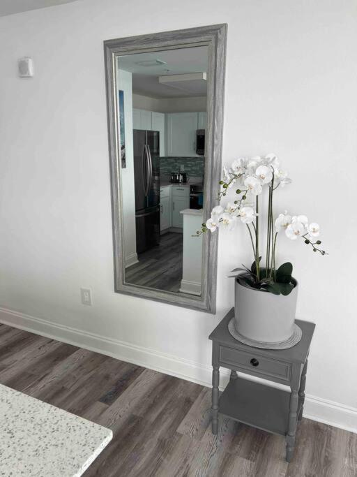 Big Pool, Stunning Lakeview, Sunrise, #1907 Apartment