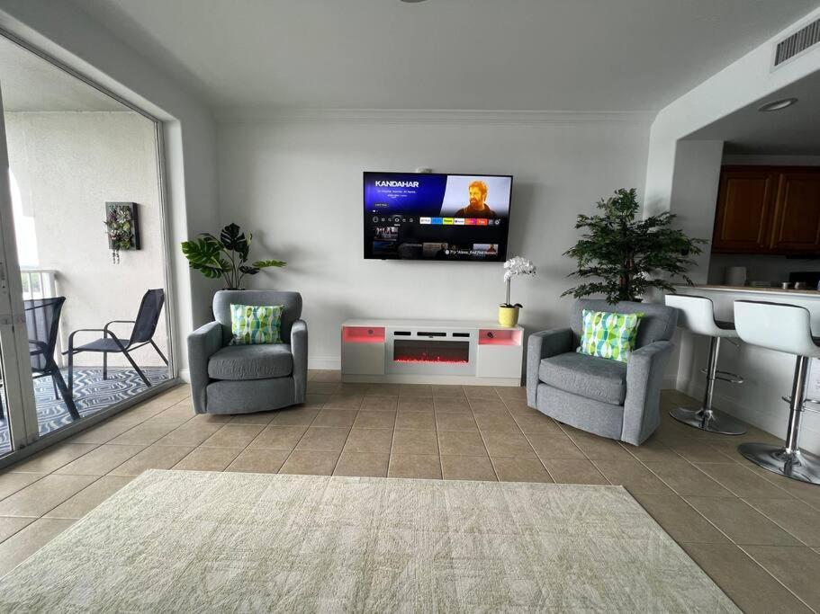 Apartment Huge Pool, Sunrise Lakeview 12th Floor Near Disney *