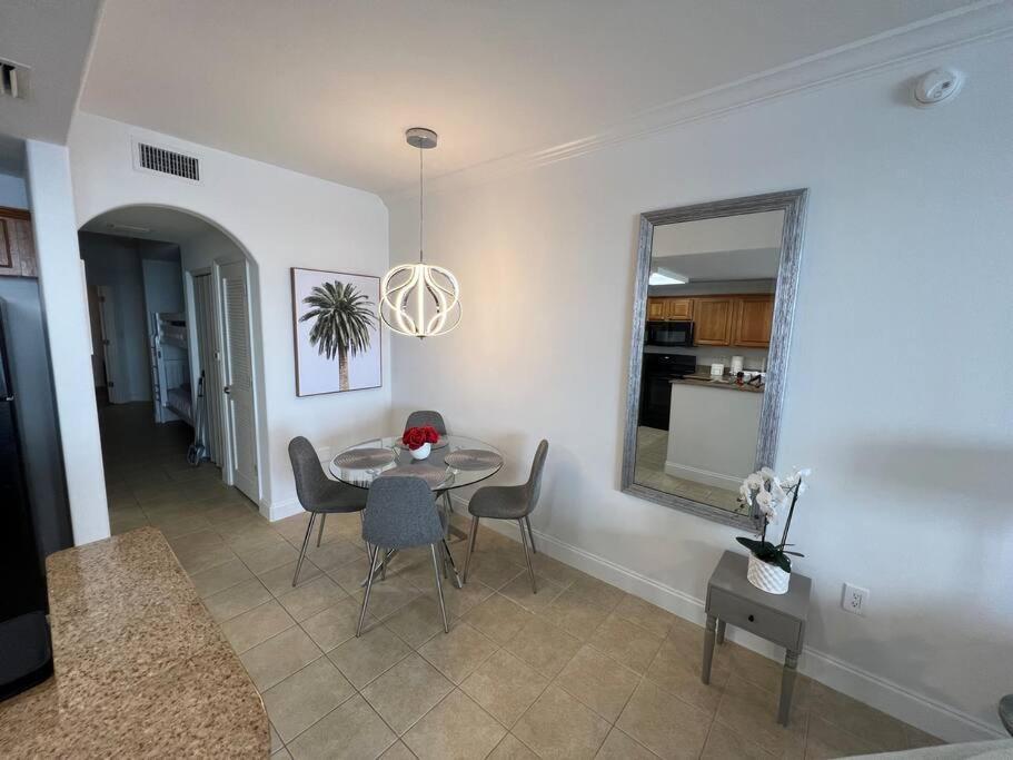 Apartment Huge Pool, Sunrise Lakeview 12th Floor Near Disney *