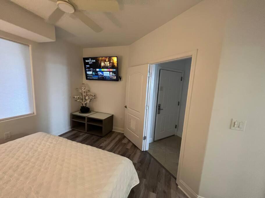 Apartment Huge Pool, Sunrise Lakeview 12th Floor Near Disney *