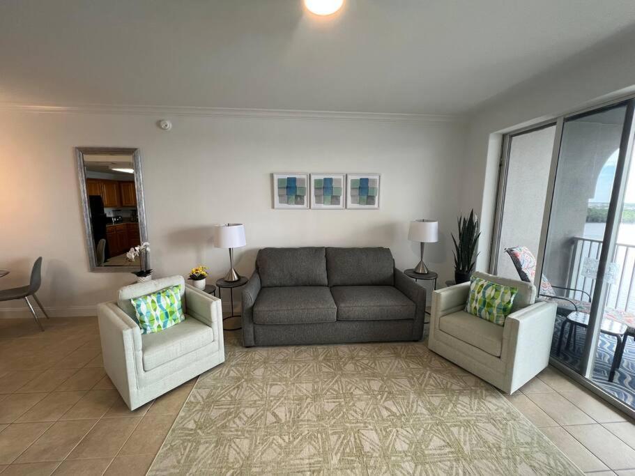 Huge Pool, Sunrise Lakeview 12th Floor Near Disney Apartment *