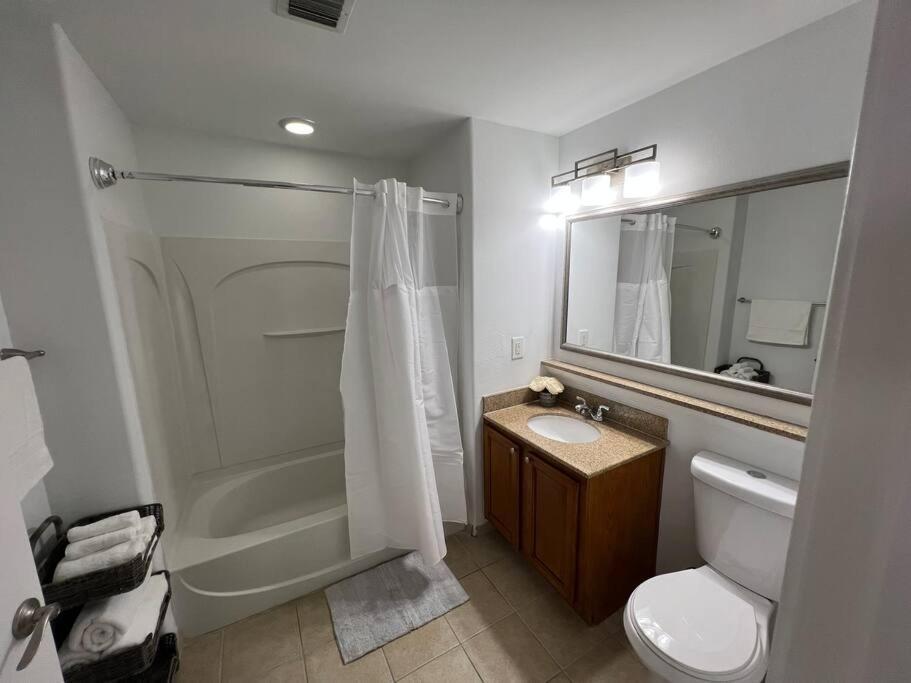 Huge Pool, Sunrise Lakeview 12th Floor Near Disney Apartment Orlando