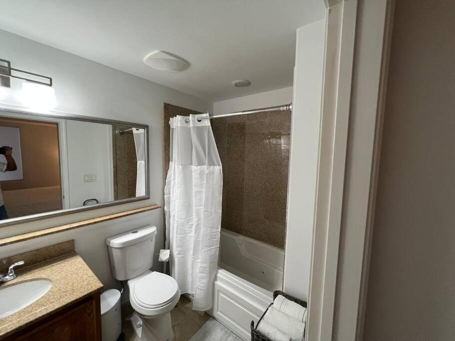 Apartment Huge Pool, Sunrise Lakeview 12th Floor Near Disney *