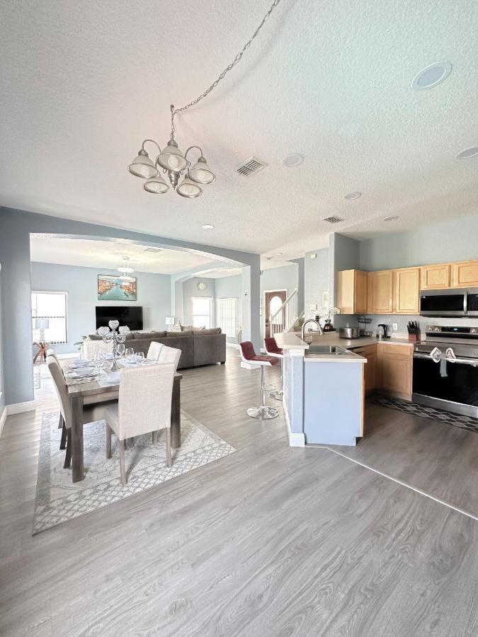 Luxry 6 Miles From Villa