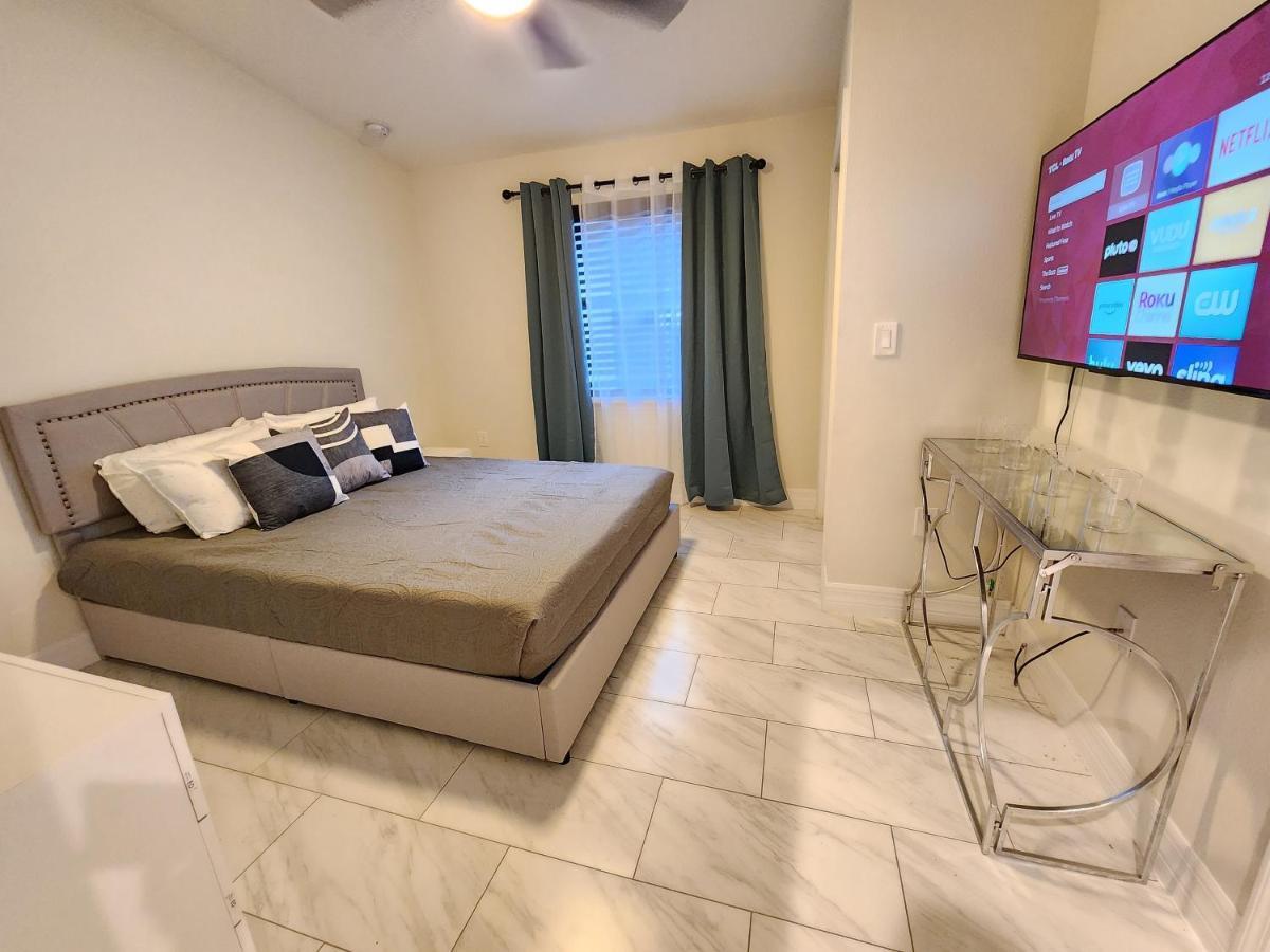 The Orlando@college Park. Sleeps16 Holiday home *