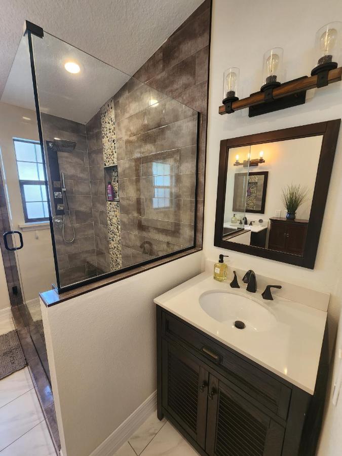 The Orlando@college Park. Sleeps16 Holiday home Orlando