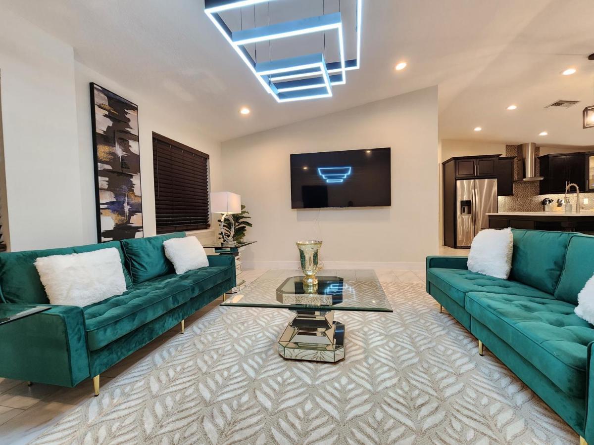 The Orlando@college Park. Sleeps16 Holiday home *