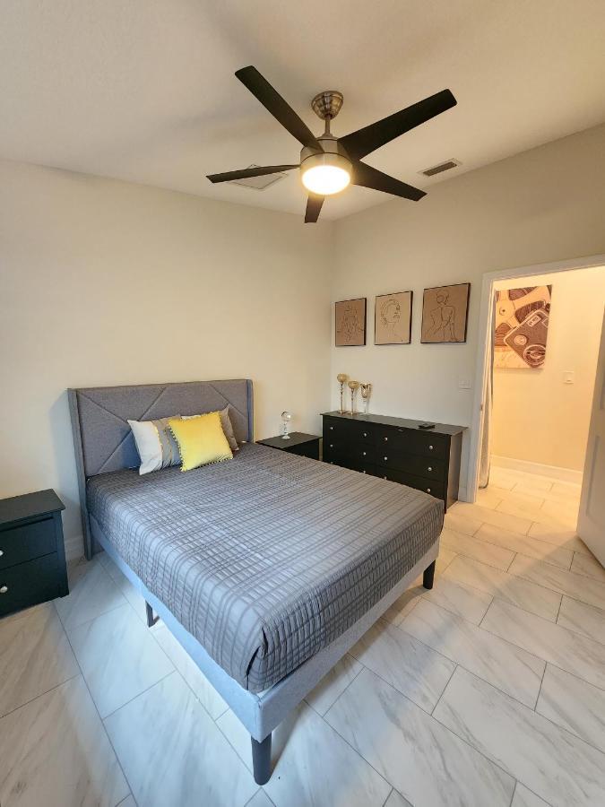 The Orlando@college Park. Sleeps16 Holiday home