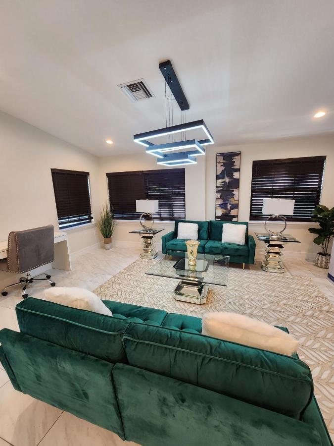 The Orlando@college Park. Sleeps16 Holiday home Orlando