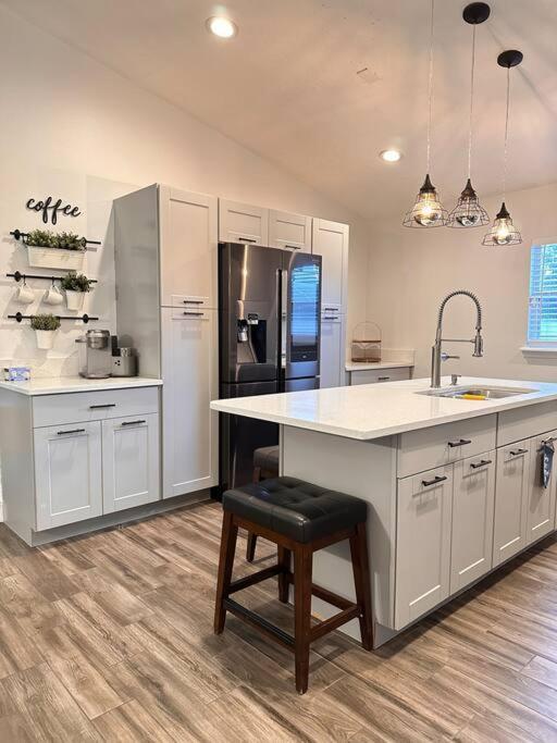 Big Pool Heater,no Laundry! Huge Yard,5 Bedroom,3 Bath Free Wifi, Close To Disney, Walmart,stores Restaurants Few Minutes From The House Orlando