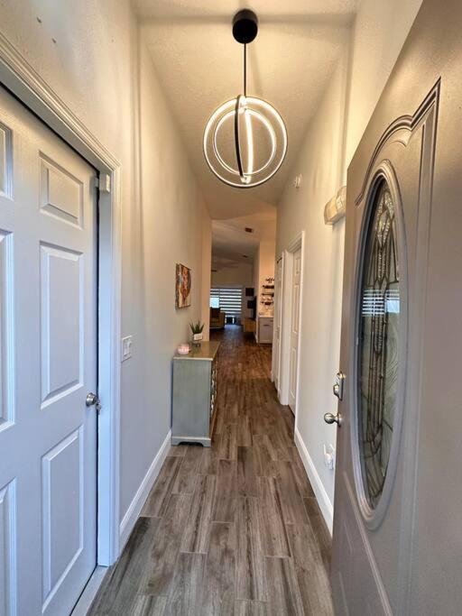 Holiday home Big Pool Heater,no Laundry! Huge Yard,5 Bedroom,3 Bath Free Wifi, Close To Disney, Walmart,stores Restaurants Few Minutes From The House