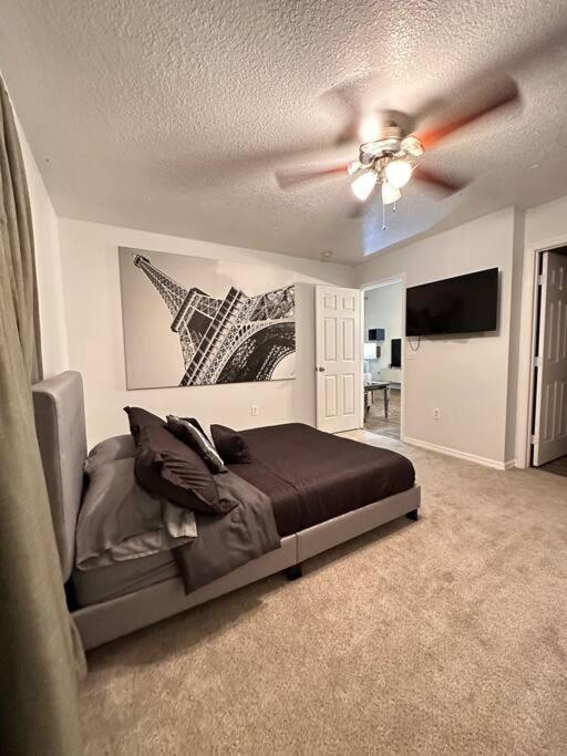 Big Pool Heater,no Laundry! Huge Yard,5 Bedroom,3 Bath Free Wifi, Close To Disney, Walmart,stores Restaurants Few Minutes From The House Orlando