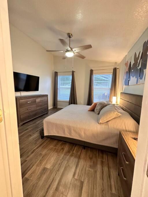 Big Pool Heater,no Laundry! Huge Yard,5 Bedroom,3 Bath Free Wifi, Close To Disney, Walmart,stores Restaurants Few Minutes From The House Holiday home