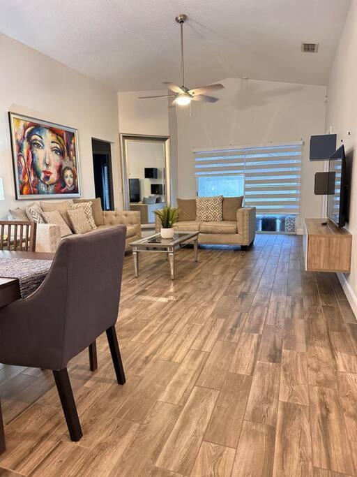 Big Pool Heater,no Laundry! Huge Yard,5 Bedroom,3 Bath Free Wifi, Close To Disney, Walmart,stores Restaurants Few Minutes From The House