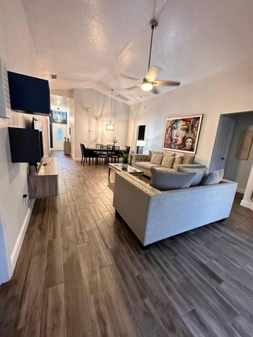 Big Pool Heater,no Laundry! Huge Yard,5 Bedroom,3 Bath Free Wifi, Close To Disney, Walmart,stores Restaurants Few Minutes From The House Holiday home *