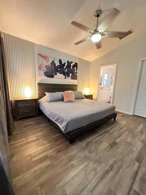 Big Pool Heater,no Laundry! Huge Yard,5 Bedroom,3 Bath Free Wifi, Close To Disney, Walmart,stores Restaurants Few Minutes From The House * Orlando