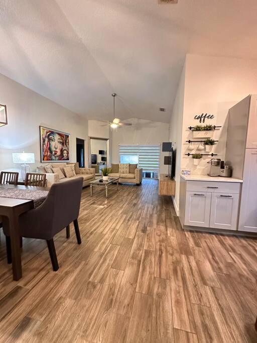 Holiday home Big Pool Heater,no Laundry! Huge Yard,5 Bedroom,3 Bath Free Wifi, Close To Disney, Walmart,stores Restaurants Few Minutes From The House