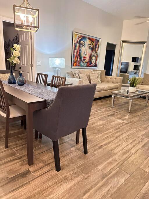 Big Pool Heater,no Laundry! Huge Yard,5 Bedroom,3 Bath Free Wifi, Close To Disney, Walmart,stores Restaurants Few Minutes From The House Orlando