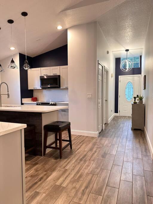 Big Pool Heater,no Laundry! Huge Yard,5 Bedroom,3 Bath Free Wifi, Close To Disney, Walmart,stores Restaurants Few Minutes From The House Holiday home Orlando