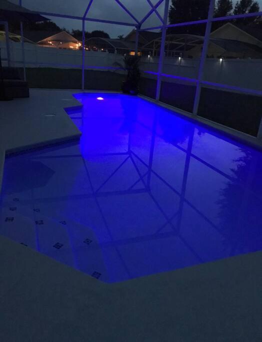 Holiday home Big Pool Heater,no Laundry! Huge Yard,5 Bedroom,3 Bath Free Wifi, Close To Disney, Walmart,stores Restaurants Few Minutes From The House *