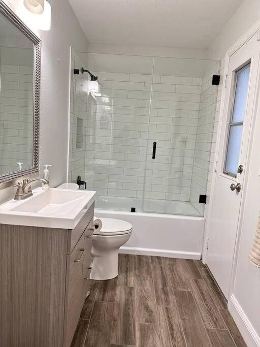 Holiday home Big Pool Heater,no Laundry! Huge Yard,5 Bedroom,3 Bath Free Wifi, Close To Disney, Walmart,stores Restaurants Few Minutes From The House *