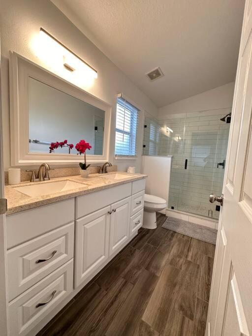 Big Pool Heater,no Laundry! Huge Yard,5 Bedroom,3 Bath Free Wifi, Close To Disney, Walmart,stores Restaurants Few Minutes From The House Orlando