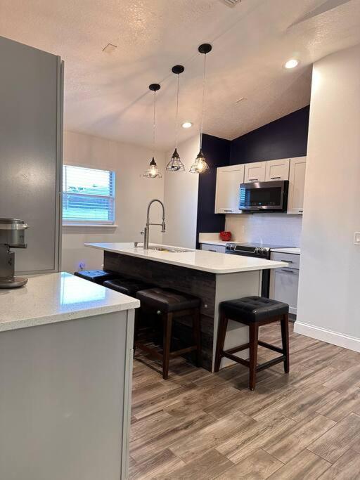 Holiday home Big Pool Heater,no Laundry! Huge Yard,5 Bedroom,3 Bath Free Wifi, Close To Disney, Walmart,stores Restaurants Few Minutes From The House Orlando