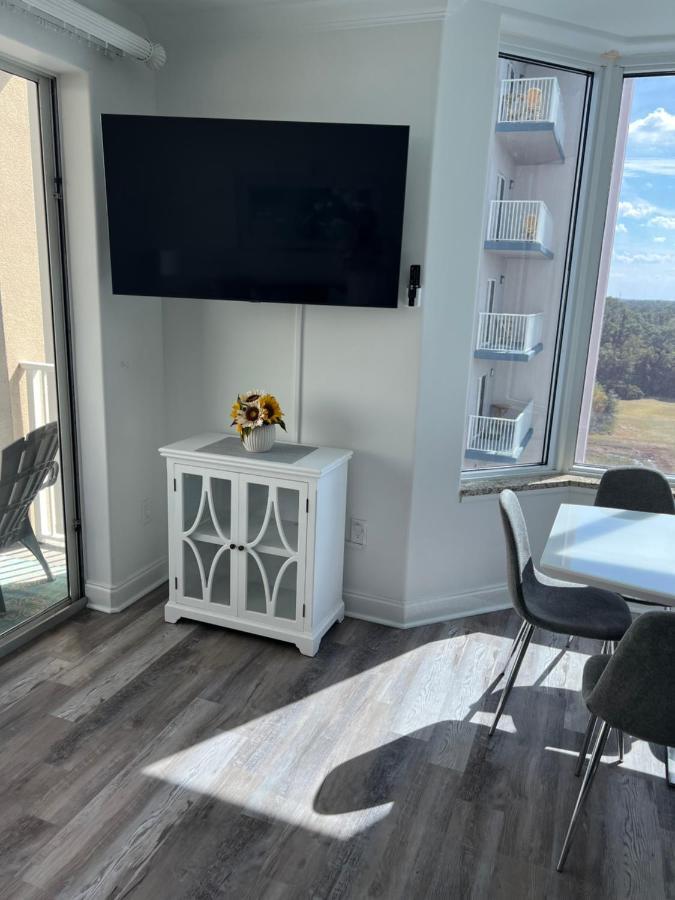 Big Pool, Stunning Lakeview, Sunrise, # 710 Apartment