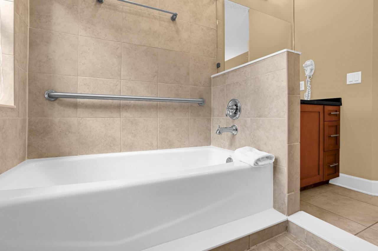 Holiday home Easter Sale! Freshly Renovated Townhome By Disney! Orlando