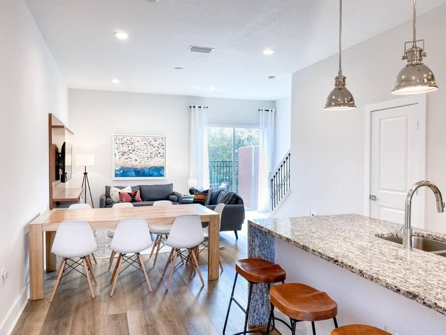 Brand New 3 Bedroom Near Disney / Wi-fi / Parking Orlando