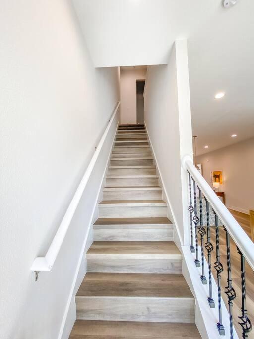 Brand New 3 Bedroom Near Disney / Wi-fi / Parking *