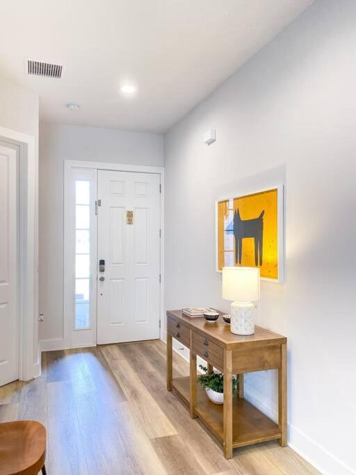 Brand New 3 Bedroom Near Disney / Wi-fi / Parking