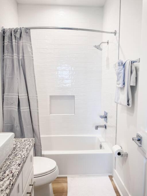 Brand New 3 Bedroom Near Disney / Wi-fi / Parking Holiday home *