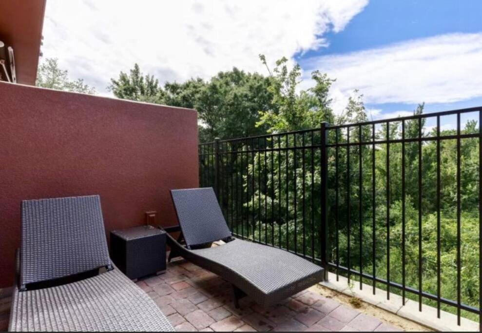 Holiday home Brand New 3 Bedroom Near Disney / Wi-fi / Parking *