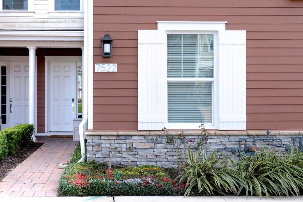 Brand New 3 Bedroom Near Disney / Wi-fi / Parking *